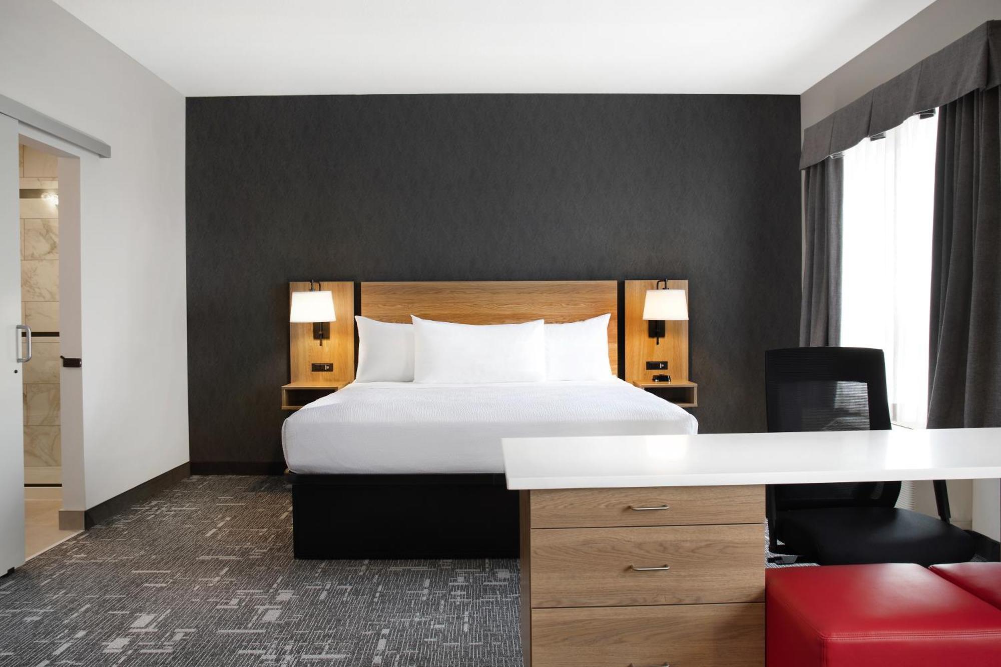 Hotel Ramada By Wyndham Cochrane Zewnętrze zdjęcie