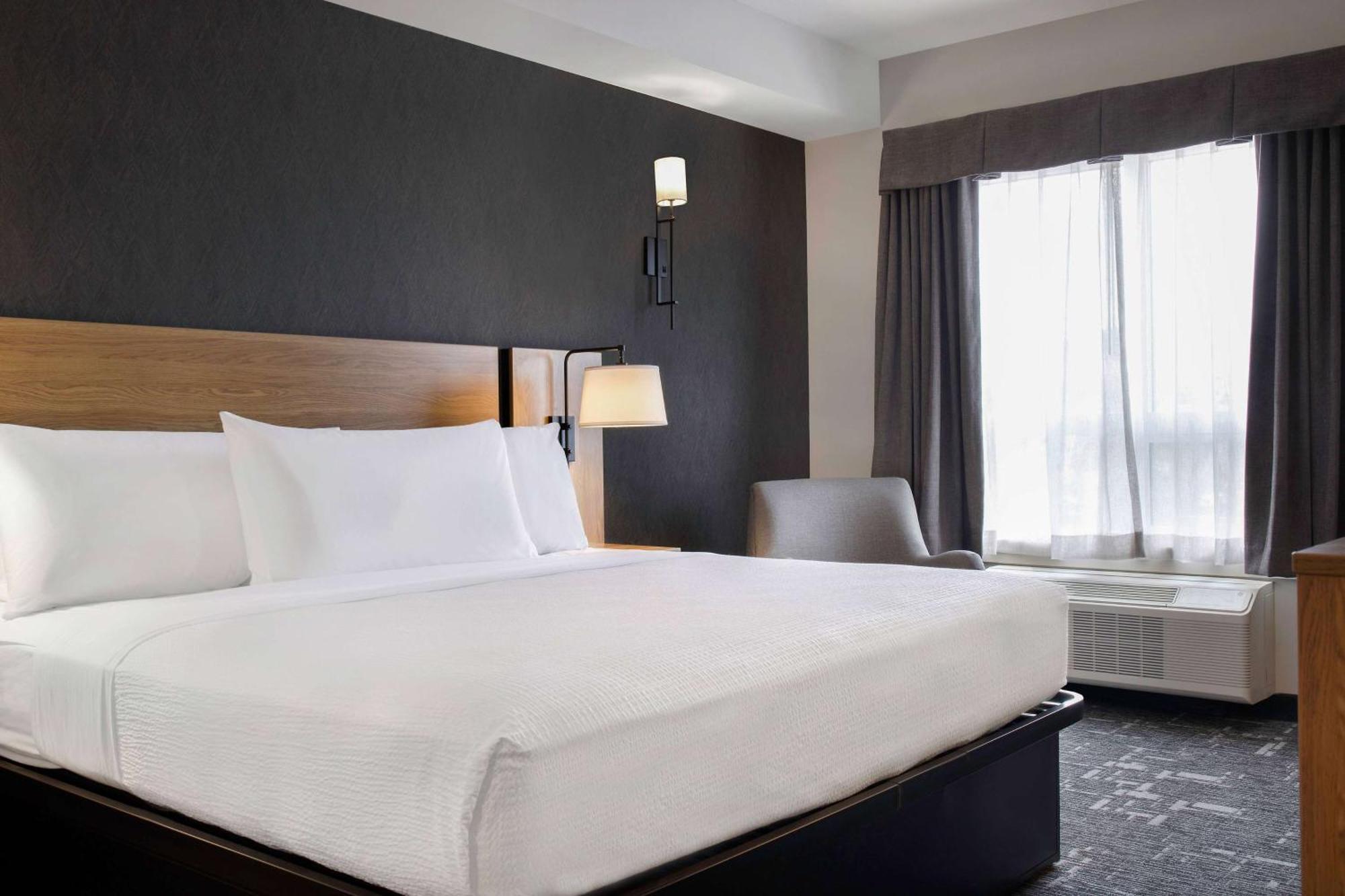 Hotel Ramada By Wyndham Cochrane Zewnętrze zdjęcie