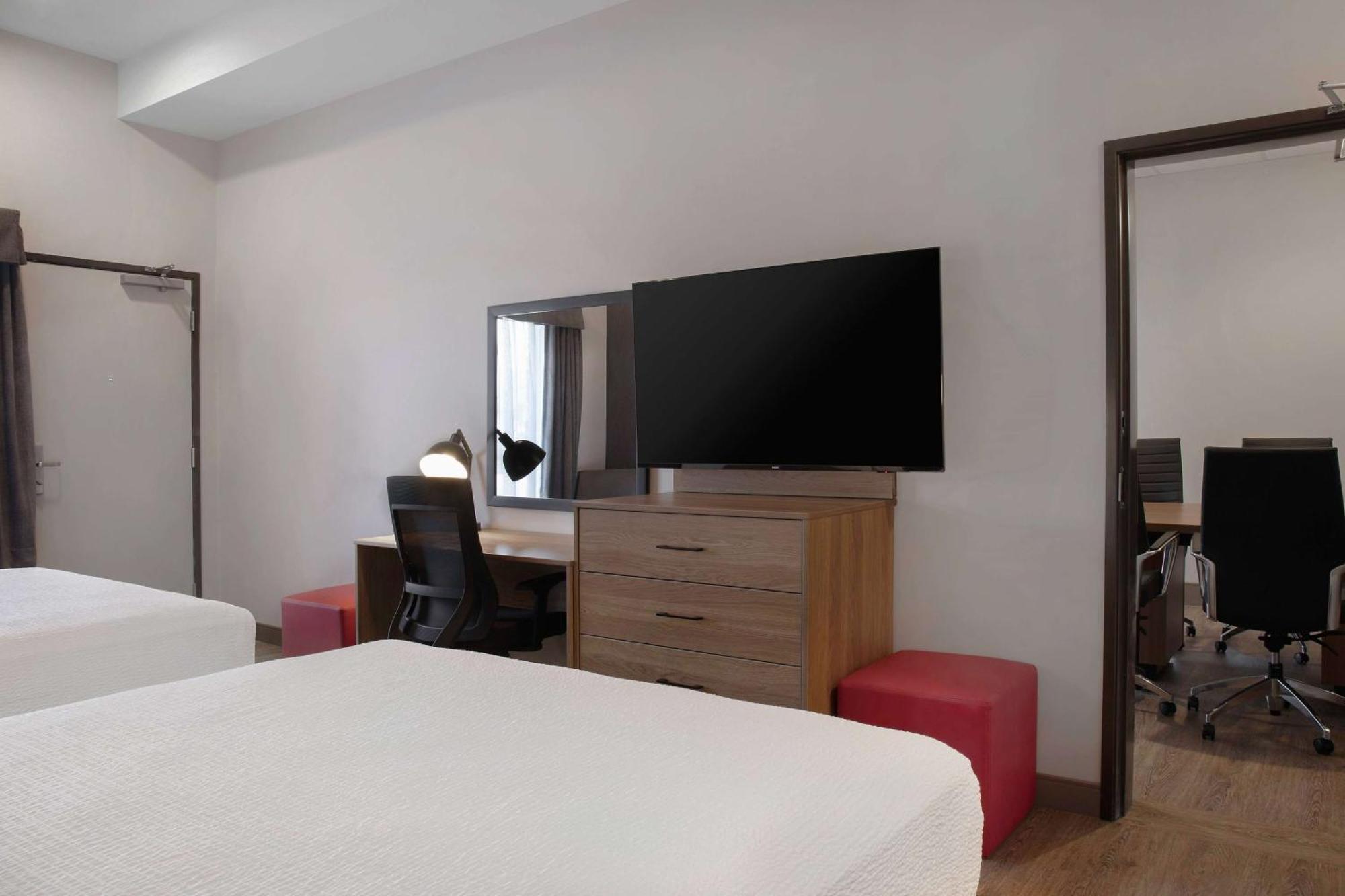 Hotel Ramada By Wyndham Cochrane Zewnętrze zdjęcie