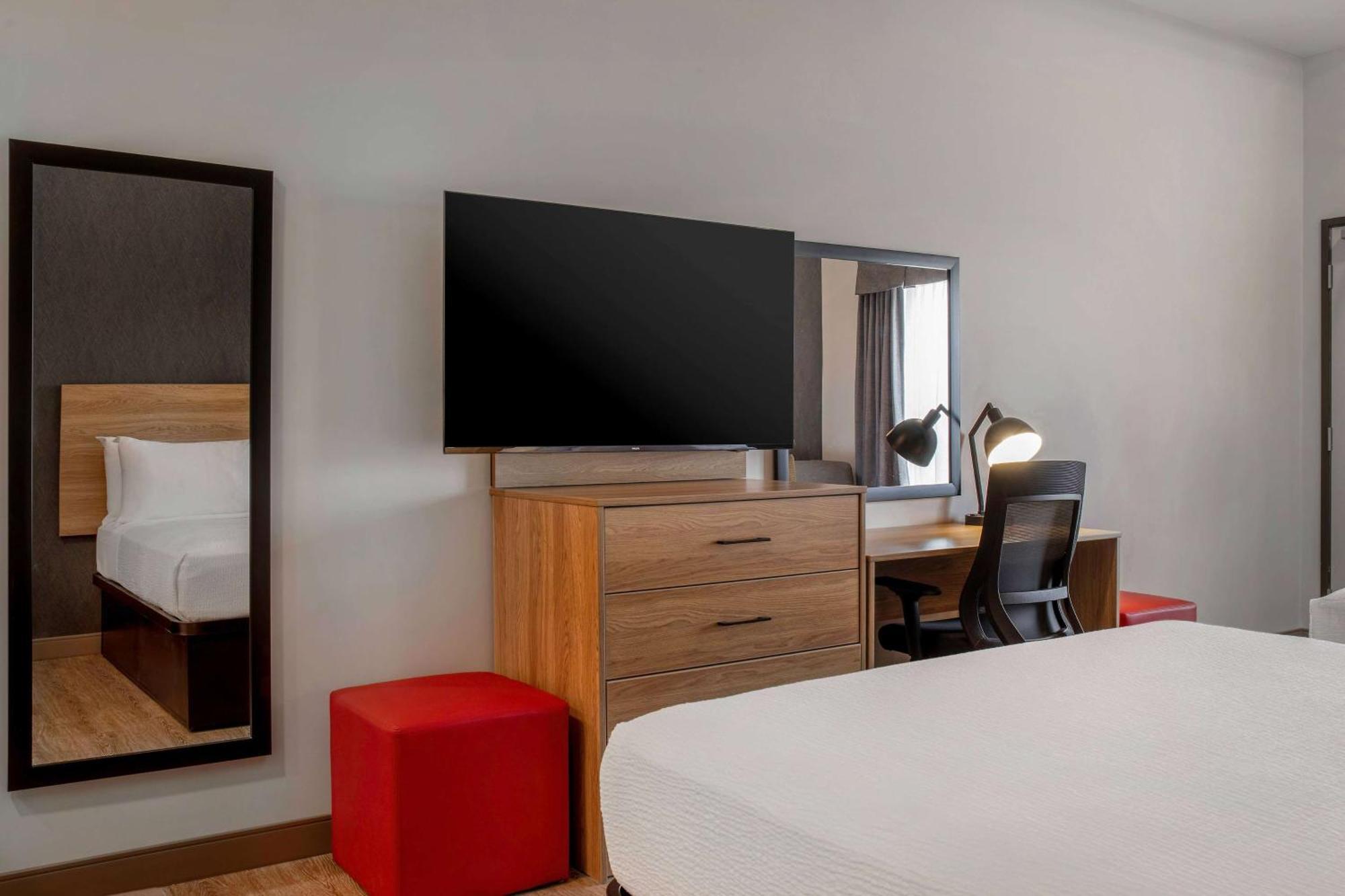 Hotel Ramada By Wyndham Cochrane Zewnętrze zdjęcie