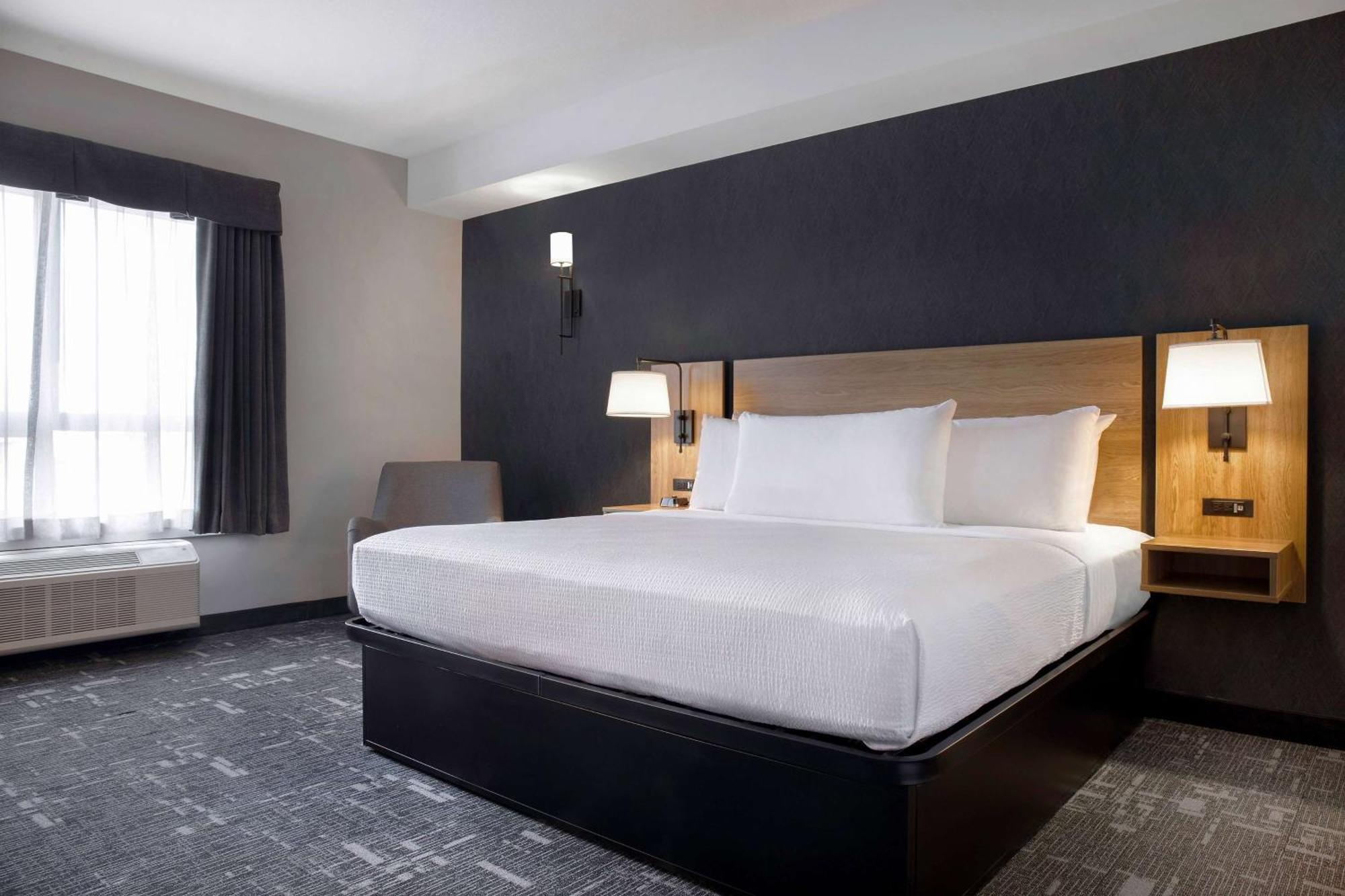 Hotel Ramada By Wyndham Cochrane Zewnętrze zdjęcie