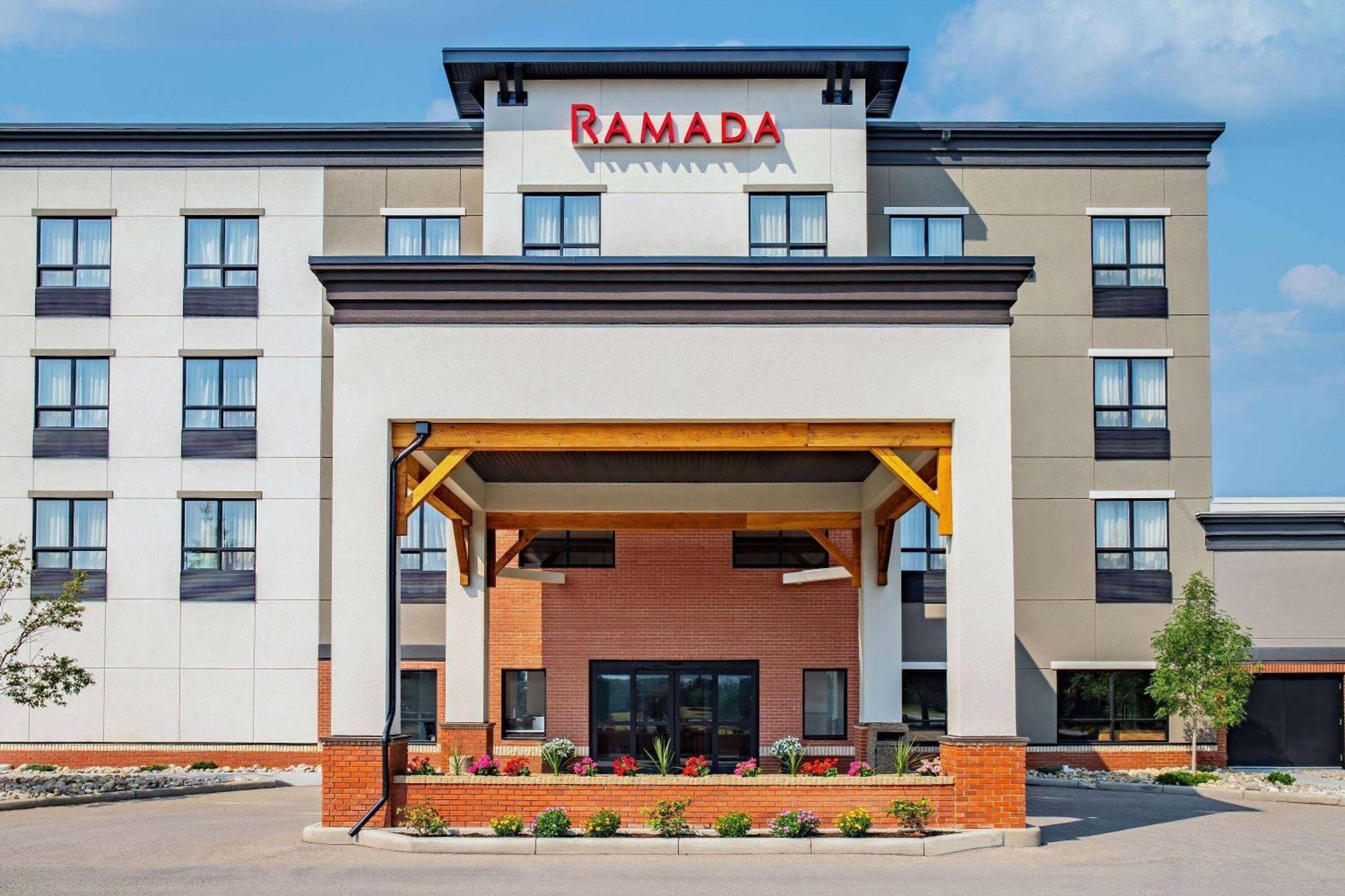 Hotel Ramada By Wyndham Cochrane Zewnętrze zdjęcie
